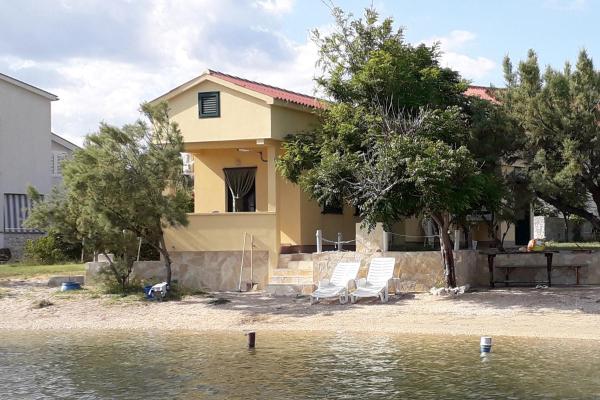Apartments by the sea Dinjiska, Pag - 9386, Đặt Căn hộ Khách sạn tại Kvarner có Bãi đậu xe, Bãi đậu xe