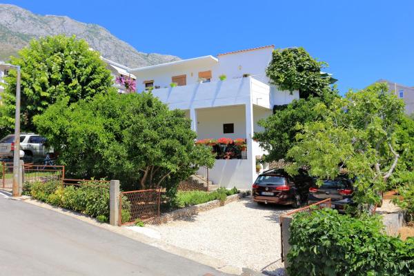 Apartments by the sea Zivogosce - Blato, Makarska - 1057, Đặt Căn hộ Khách sạn ở Split-Dalmatia County có chỗ đỗ xe, Bãi đậu xe
