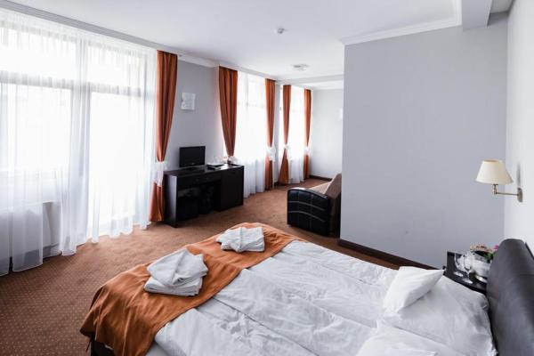 HOTEL OPAL Zalau, Đặt Khách sạn Khách sạn ở Transylvania có chỗ đỗ xe, Bãi đậu xe