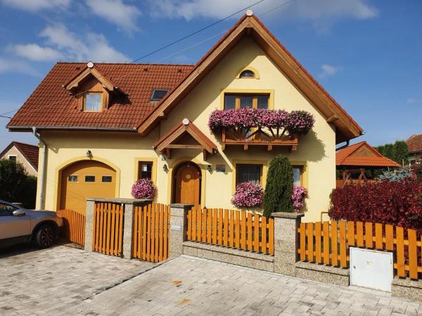 Žltý dom Vrbov, Đặt Ở cùng gia đình địa phương Khách sạn ở Prešovský kraj có chỗ đỗ xe, Bãi đậu xe