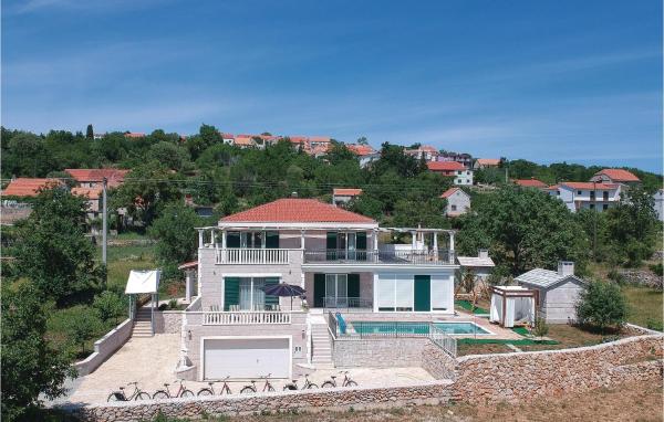 Beautiful Home In Zrnovnica-Split With Sauna, Đặt Nhà nghỉ dưỡng Khách sạn ở Split-Dalmatia County có chỗ đỗ xe, Bãi đậu xe