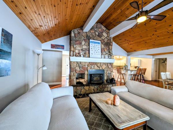 Cozy Escape, Kawarthas Cottage With Sauna, Đặt Nhà nghỉ dưỡng Buckhorn Kawartha and Northumberland