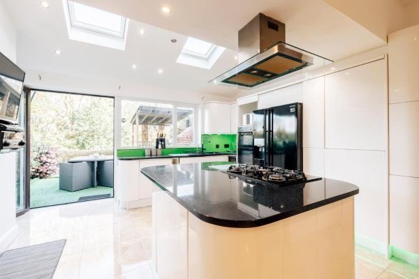 Luxury Unique Townhouse with Hottub & Pizza Oven, Đặt Biệt thự Bolton Greater Manchester