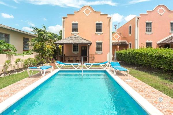 2-Story Townhome with Private Pool, Ideal for Group!, Đặt Nhà nghỉ dưỡng Giáo xứ Christ Church 