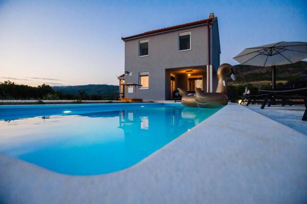 Family dream house, Đặt Biệt thự Khách sạn ở Split-Dalmatia County có chỗ đỗ xe, Bãi đậu xe