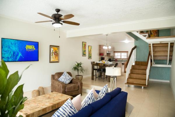 Choose To Be Happy at Surbiton Square - Two Bedroom Townhouse, Đặt Biệt thự Kinh-xtơn Ha-mai-ca