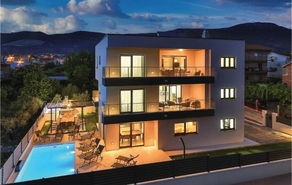Eight-Bedroom Holiday Home in Kastel Novi, Đặt Căn hộ Khách sạn ở Split-Dalmatia County có chỗ đỗ xe, Bãi đậu xe