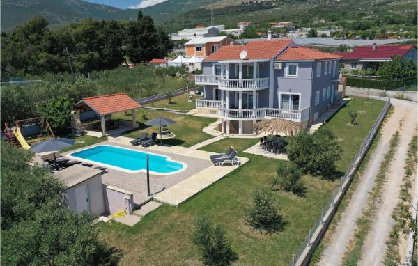 Holiday Home Kastel Novi With Sea View Vi, Đặt Nhà nghỉ dưỡng Khách sạn ở Split-Dalmatia County có hồ bơi, Hồ bơi