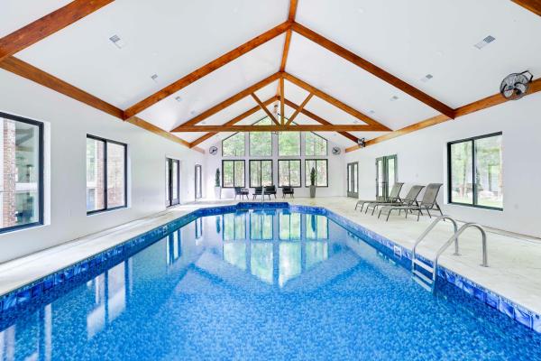 Luxury Villa with Year Round Heated Pool, Sauna, Spa & Fire Pit - Newly Redone, Đặt  East Stroudsburg Alpine Mountain