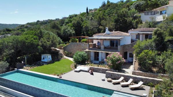 Villa Cavalli, Đặt  Porto Cervo Emerald Coast