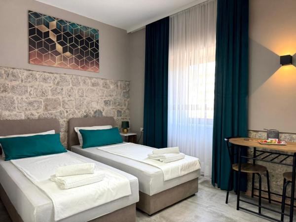 Apartments Jelović, Đặt Căn hộ Khách sạn ở Split-Dalmatia County có chỗ đỗ xe, Bãi đậu xe