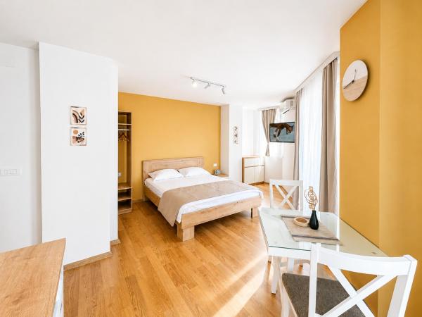 Marchiani Studios, Đặt  Khách sạn ở Lake Ohrid có chỗ đỗ xe, Bãi đậu xe