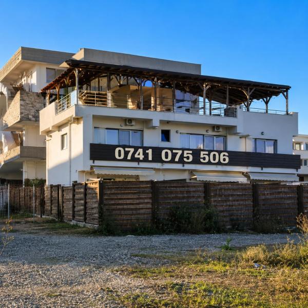 iVAVev Is Us ByTheSea villa, Đặt  Khách sạn ở Mamaia-Sat có chỗ đỗ xe, Bãi đậu xe
