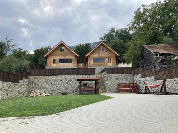 Long Rock Chalets, Đặt Nhà gỗ Nhà nghỉ tại Alba, Nhà tranh