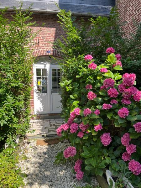 Ma jolie maison de Pont lEvêque, Đặt  Khách sạn ở Lower Normandy có chỗ đỗ xe, Bãi đậu xe