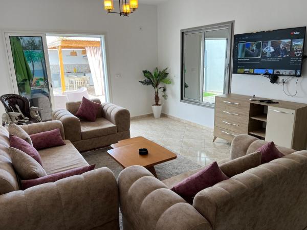 Villa with swimming pool Djerba, Đặt  Khách sạn ở Djerba có chỗ đỗ xe, Bãi đậu xe