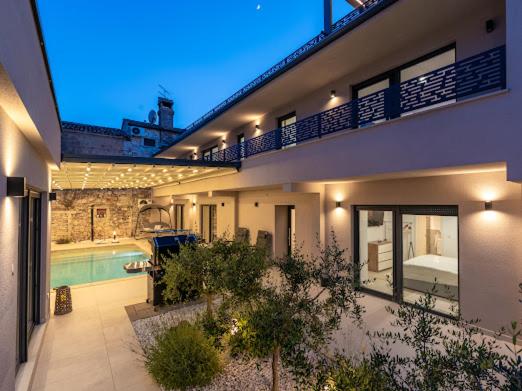 Villa Nello mit Pool & Whirlpool, Đặt  Rogovići Istria