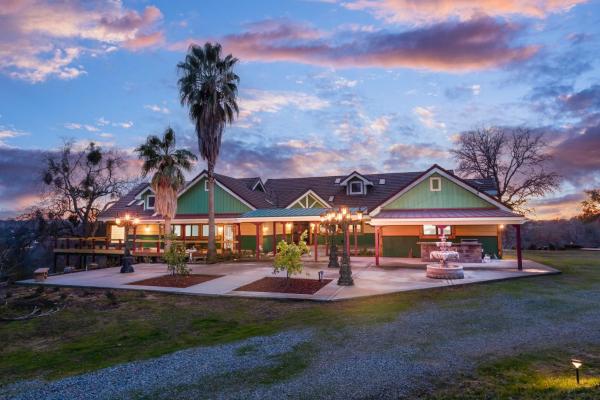 Yosemite Gateway Sleeps 18 - Coarsegold Villa near Bass Lake, Đặt  Coarsegold California