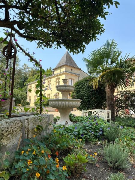 Chateau La Croix De Millorit, Đặt  La Reuille Limousin
