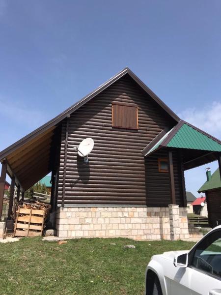 Durmitorska kuća, Đặt  Žabljak 