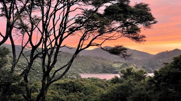 Okupu Beach House, Đặt  Okupu Great Barrier Island