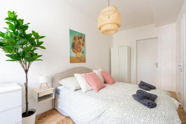 Chic Apartment with Balcony near Center, Đặt Căn hộ Viên Áo