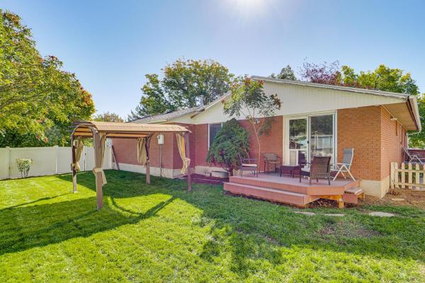 2 Mi to Gardner Village Family Gem with Fenced Yard, Đặt  West Jordan Salt Lake County