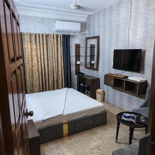 The Red Tree III Premium Guest House, Đặt  Khách sạn ở Karachi có chỗ đỗ xe, Bãi đậu xe