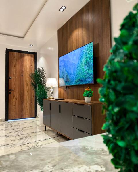 Spacious 3BR Garki Apartment Near Hospital Aso Rock, Đặt Căn hộ A-bu-gia 