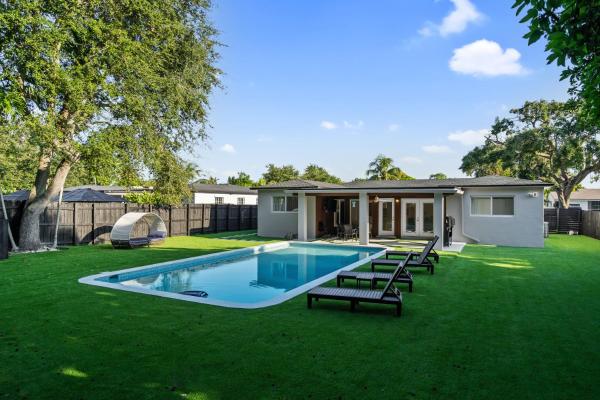 Tropical 4BR Villa with Pool, BBQ & Mini Golf Fun, Đặt  Gold Coast Heliport Florida