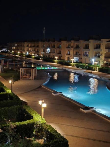 شاليه ارضي غرفتين و2 تواليت لاجولي العين السخنه عائلات فقط, Đặt  Khách sạn ở New Valley có hồ bơi, Hồ bơi