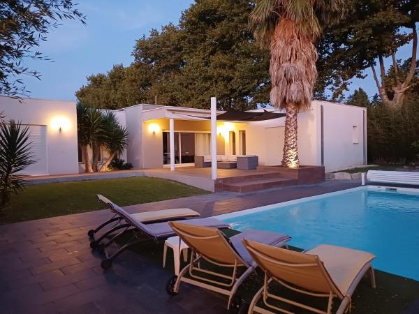 Villa d'architecte avec piscine chauffée, 4 chambres, à 30 mn Gruissan plage, Đặt  Khách sạn tại Aude có Hồ bơi, Hồ bơi