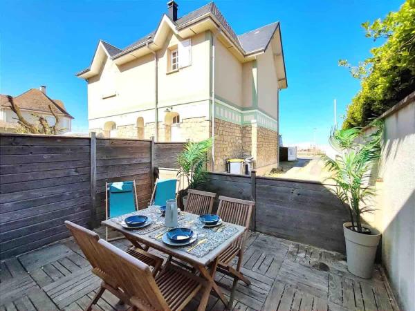 Cosy Villa by sea ! - two terraces, Đặt  Khách sạn ở Lower Normandy có chỗ đỗ xe, Bãi đậu xe