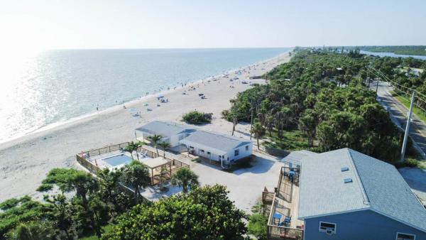 Seafarer Beach Resort - Ocean View with a Pool on the Beach, Đặt  Englewood Florida
