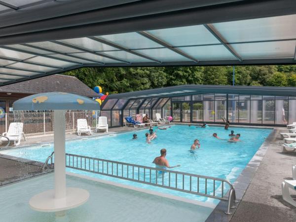 Camping La Chênaie, Đặt  Khách sạn ở Upper Normandy có chỗ đỗ xe, Bãi đậu xe