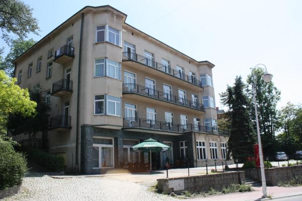 Ośrodek Wypoczynkowy Rapsodia, Đặt  Khách sạn ở Lesser Poland có chỗ đỗ xe, Bãi đậu xe
