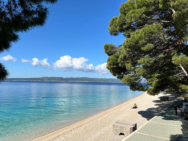 Apt Lone in Villa Ruza on Punta Rata Beach, Đặt  Khách sạn ở Split-Dalmatia County có chỗ đỗ xe, Bãi đậu xe