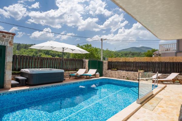 Villa Old House I Hot tub and pool, near Imotski, Đặt  Šumet Split-Dalmatia County
