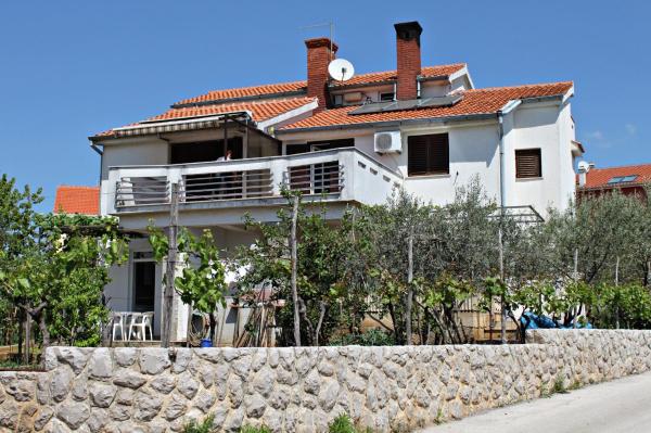 Apartments and rooms with parking space Krk - 5294, Đặt Căn hộ Khách sạn ở Kvarner Islands có chỗ đỗ xe, Bãi đậu xe